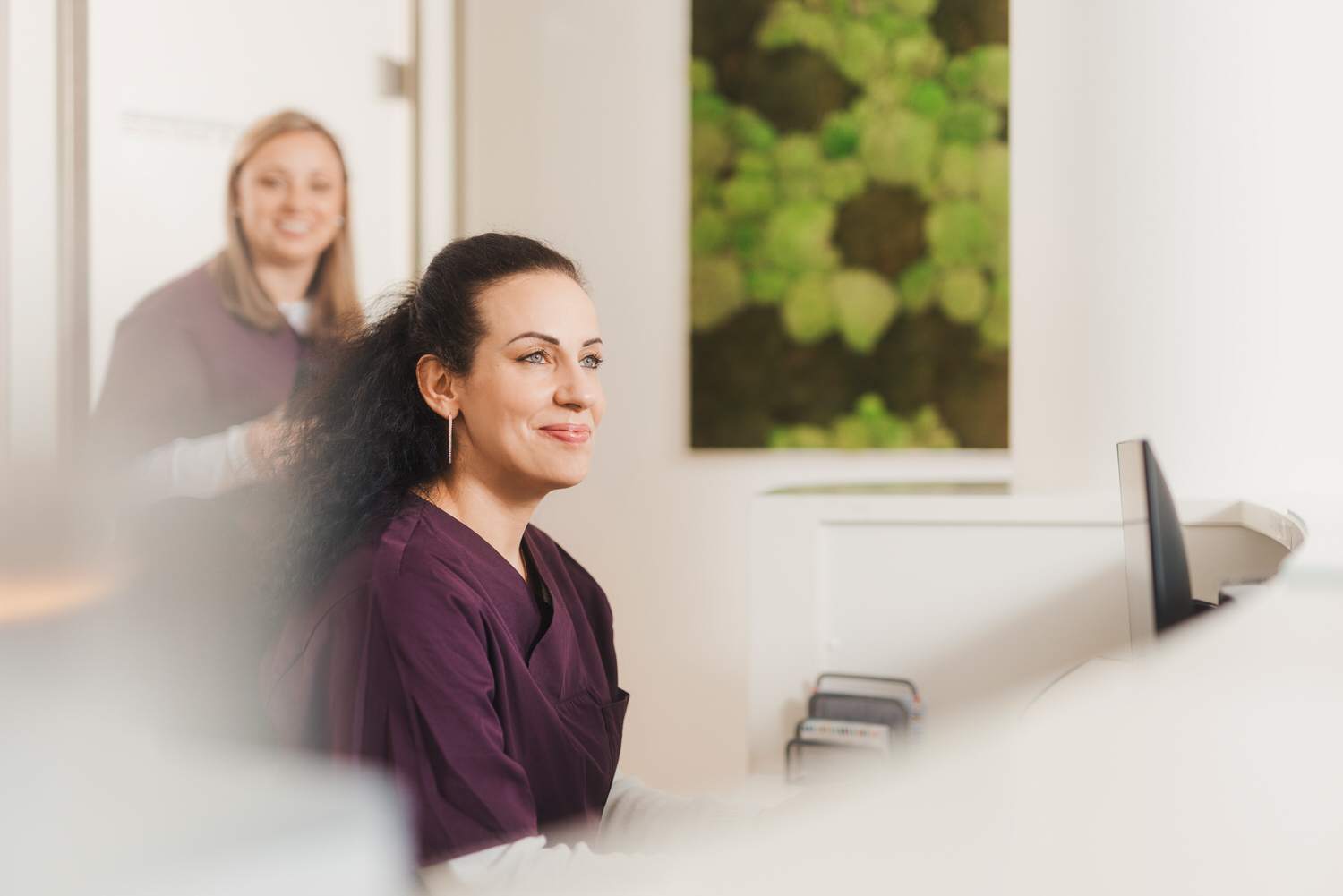 Hände bedienen einen Laptop